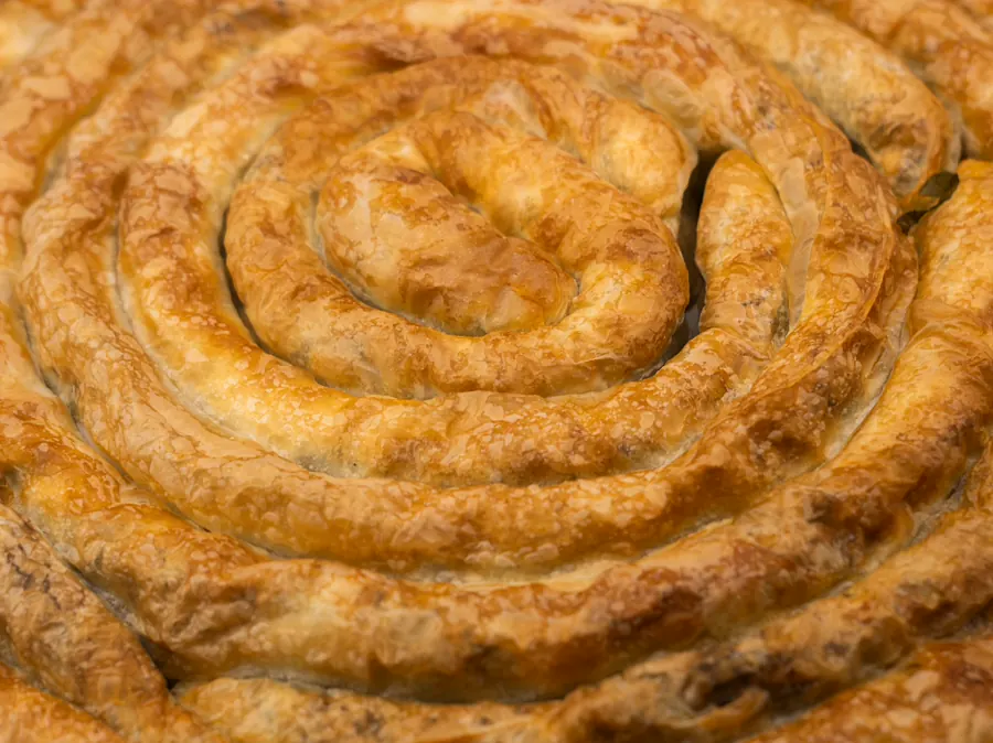 Goldbraun gebackene Pita, zur Spirale gerollt